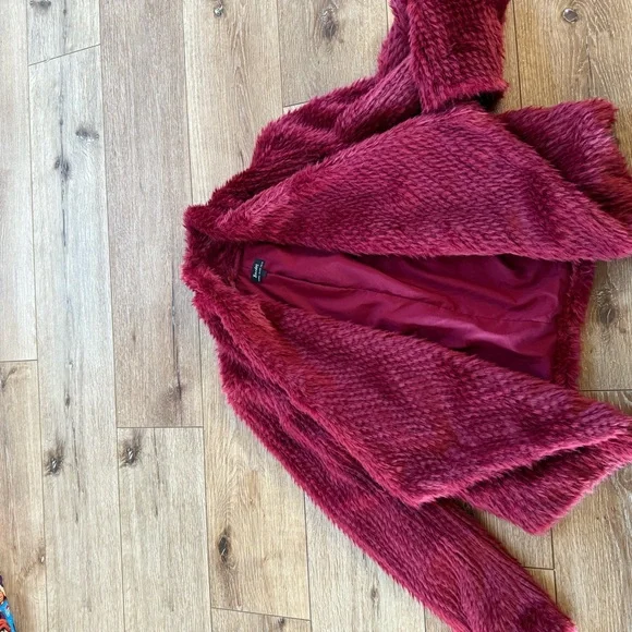 Bardot Faux Fur Jacket in Rich Burgundy - Picture 4 of 5